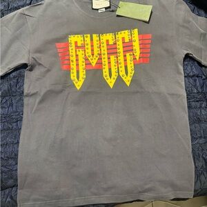 RÉPLICA- GucciGray and Yellow Short Sleeve Tee with Bold Graphic